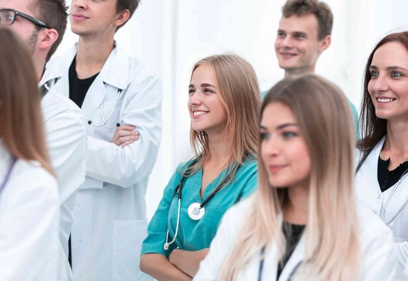 Ubezpieczenia dla studentów pielęgniarstwa – ubezpieczenie NNW i OC dla uczniów szkół wyższych medycznych