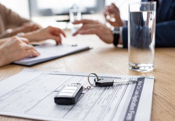 Leżący na biurku dokument upoważnienia