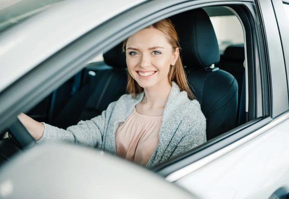 Kobieta prowadzi auto, którego oc automatycznie zostało przedłużone