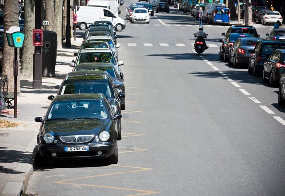 auta zaparkowane na ulicy w paryżu
