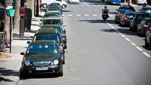 auta zaparkowane na ulicy w paryżu