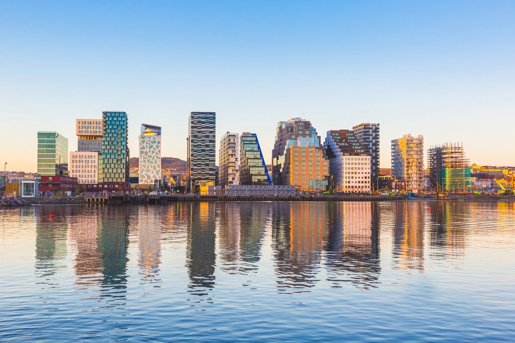 Nowoczesne budynki w Oslo z ich odbiciem w wodzie – współczesna architektura Norwegii