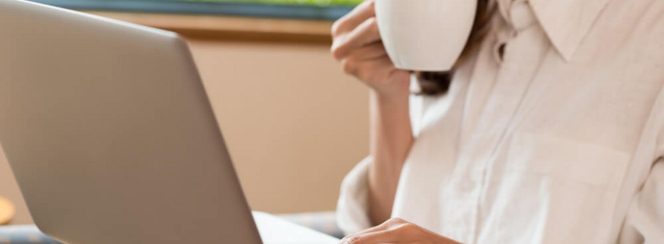 kobieta korzystająca z laptopa