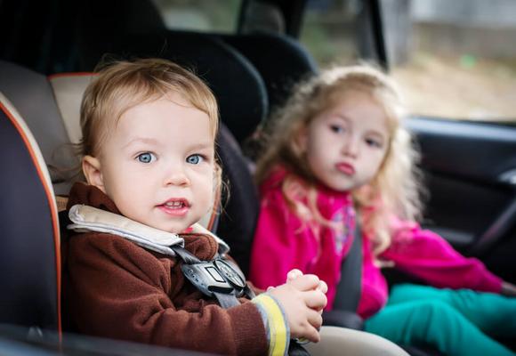 dzieci w samochodzie