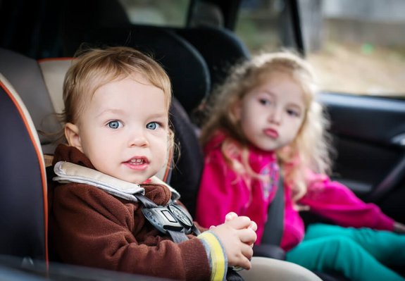 dzieci w samochodzie