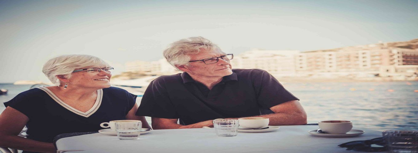 starsze małżeństwo pije kawę w restauracji na plaży