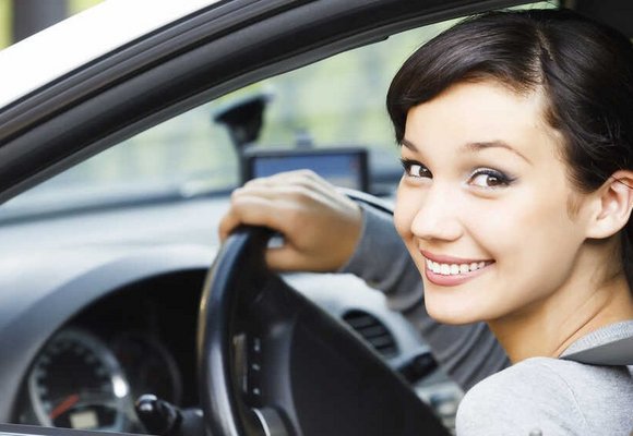 młoda kobieta za kierownicą samochodu