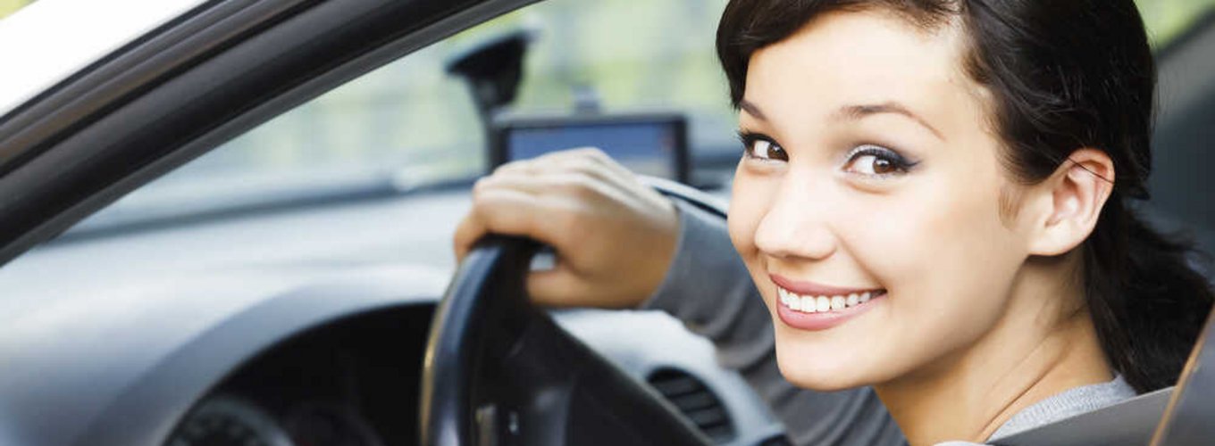 młoda kobieta za kierownicą samochodu