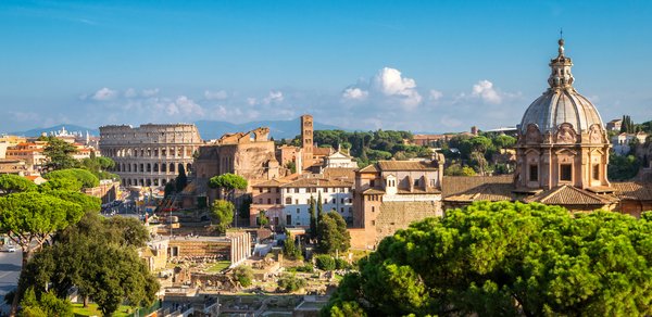 Widok z daleka na panoramę Rzymu z Koloseum i Forum Romanum