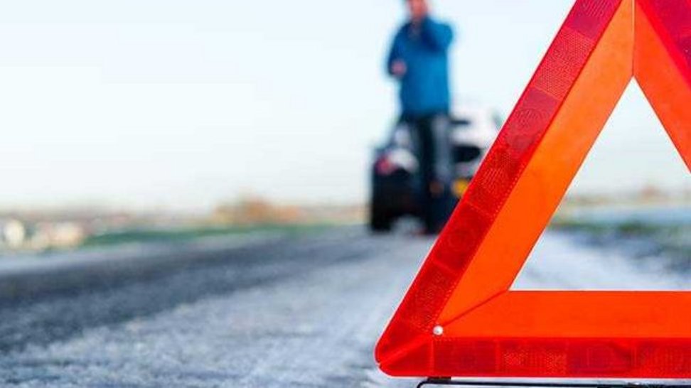 Wzywanie pomocy assistance do awarii mężczyzna z uszkodzonym samochodem posiadający ubezpieczenie komunikacyjne