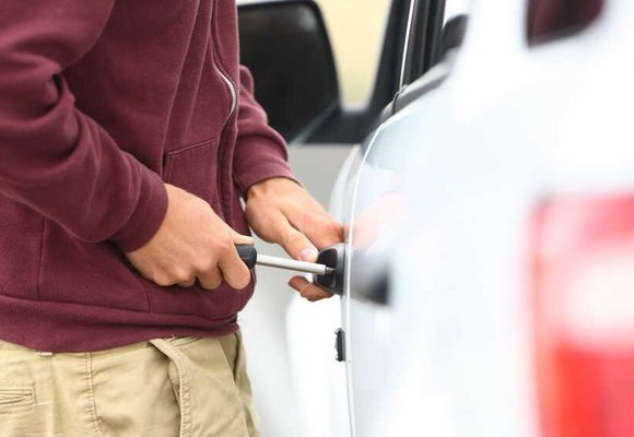 złodziej próbuje ukraść auto