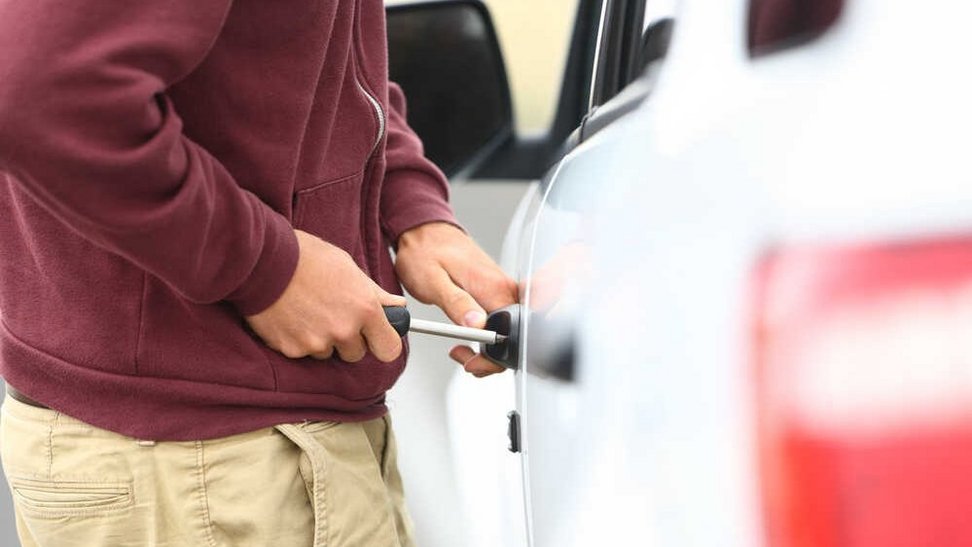 złodziej próbuje ukraść auto