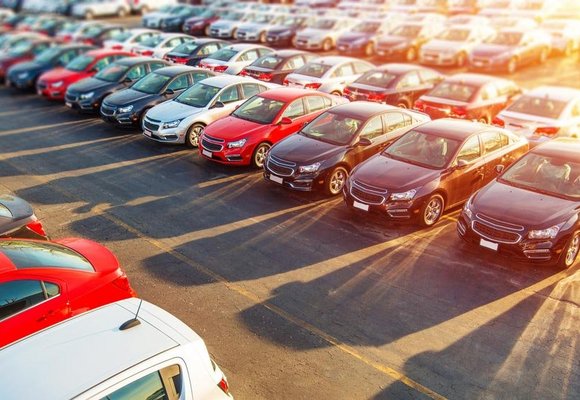 Na parkingu stoją samochody których właściciele nie wiedzą jak zapłacić akcyzę za samochód