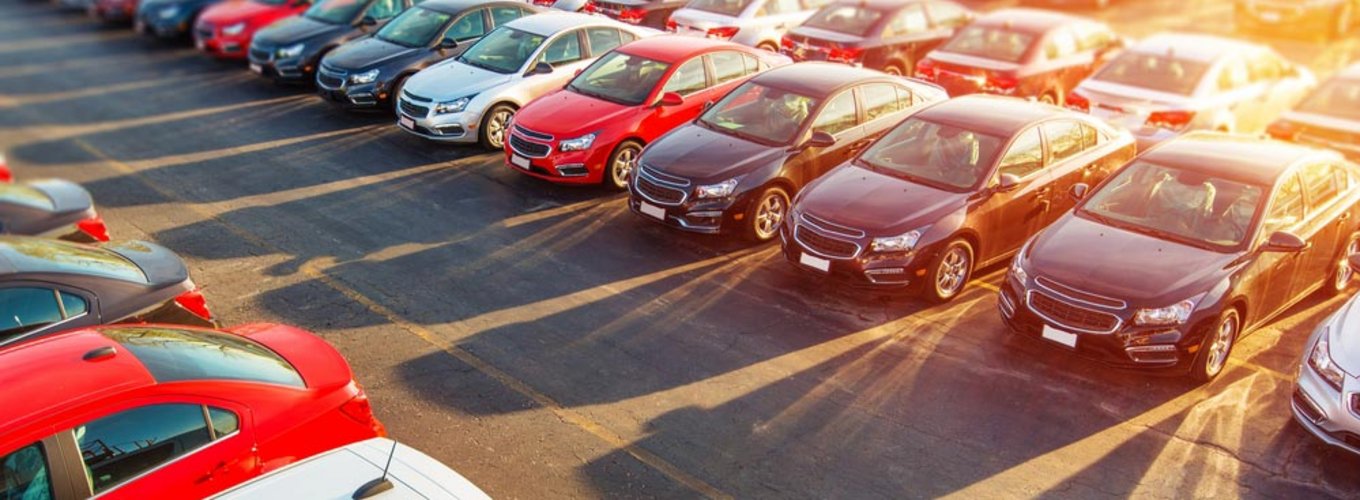 Na parkingu stoją samochody których właściciele nie wiedzą jak zapłacić akcyzę za samochód