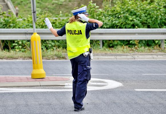 policjantka kieruje ruchem