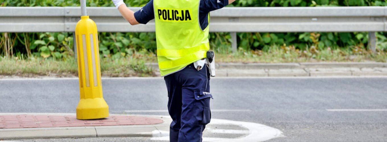 policjantka kieruje ruchem