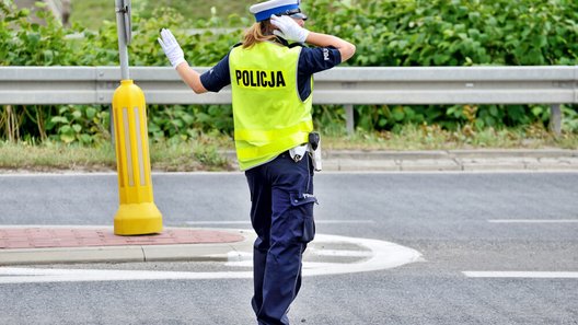 policjantka kieruje ruchem