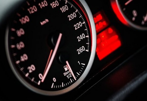widok na wskaźnik prędkości w samochodzi
