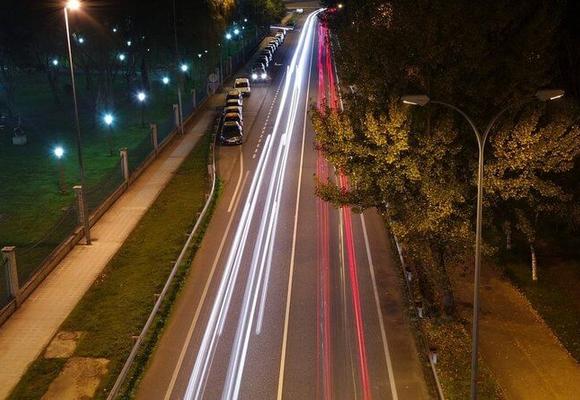 ruchu uliczny w nochy