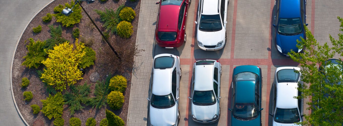 samochody zaparkowane na parkingu