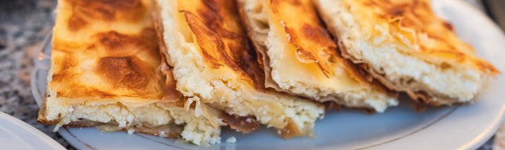 Byrek – tradycyjna albańska pieczeń z serem feta, podawana na śniadanie w stylu bałkańskim