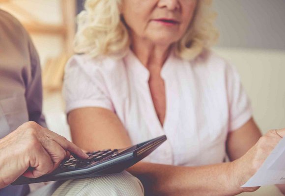Małżeństwo oblicza na kalkulatorze ile powinni otrzymywać emerytury