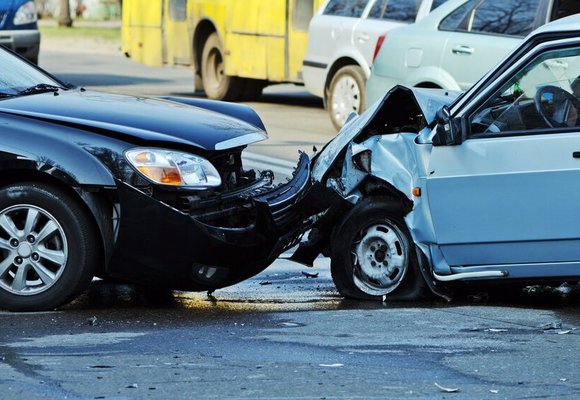 Wypadek dwa rozbite samochody