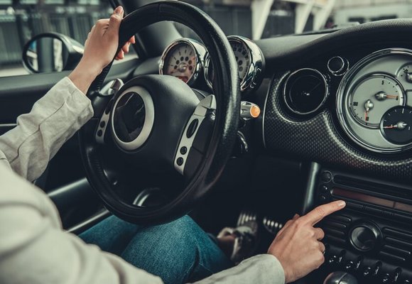 Kierowca w samochodzie
