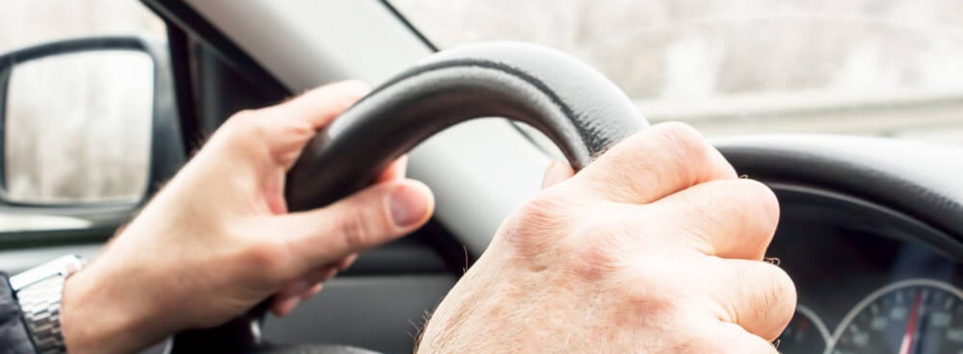 mężczyzna prowadzi auto