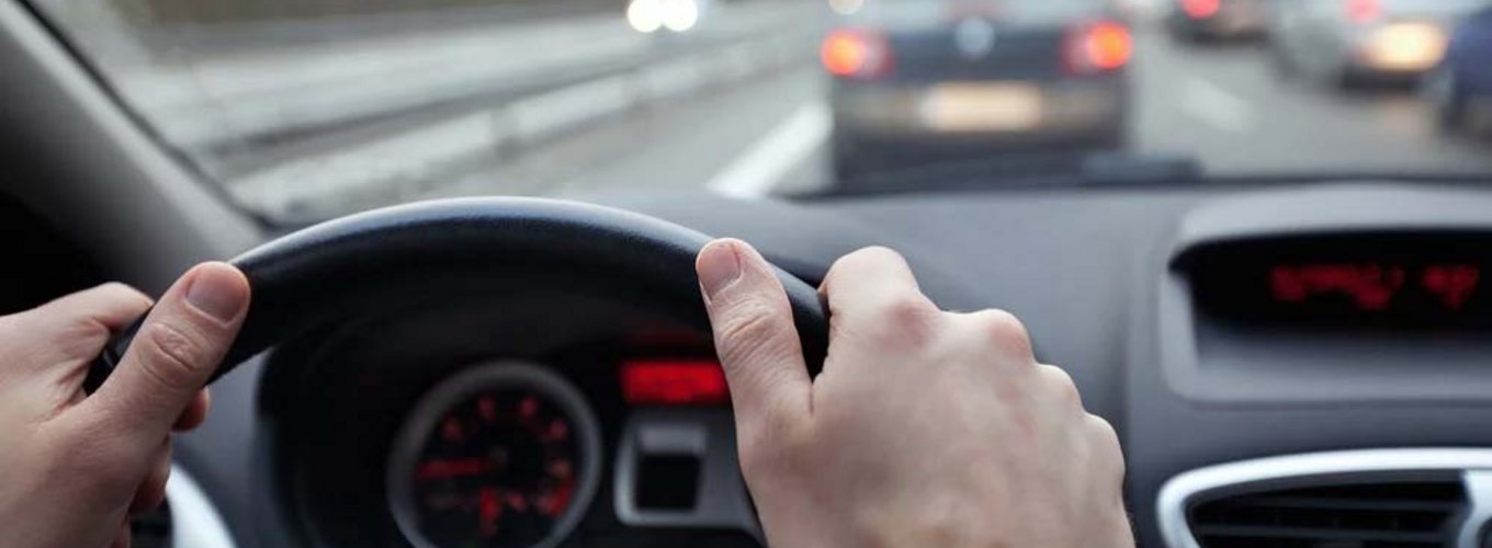 kierowca prowadzi auto