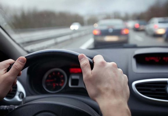 kierowca prowadzi auto