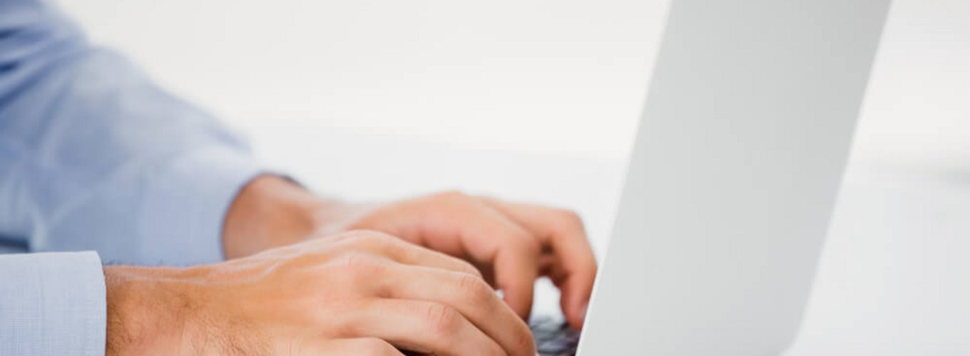 mężczyzna korzystający z laptopa