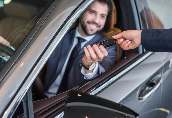 mężczyzna za kierownicą auta mężczyzna za kierownicą auta