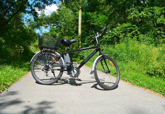 Odblokowany rower elektryczny, za który można otrzymać mandat