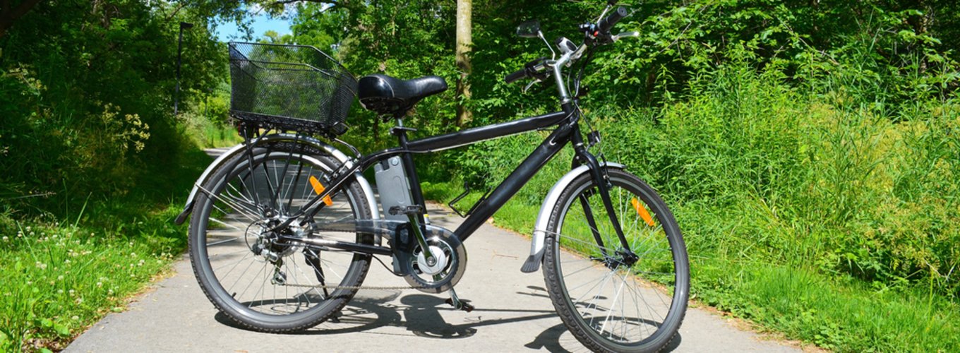 Porzucony w lesie rower elektryczny, za który można otrzymać mandat Odblokowany rower elektryczny, za który można otrzymać mandat