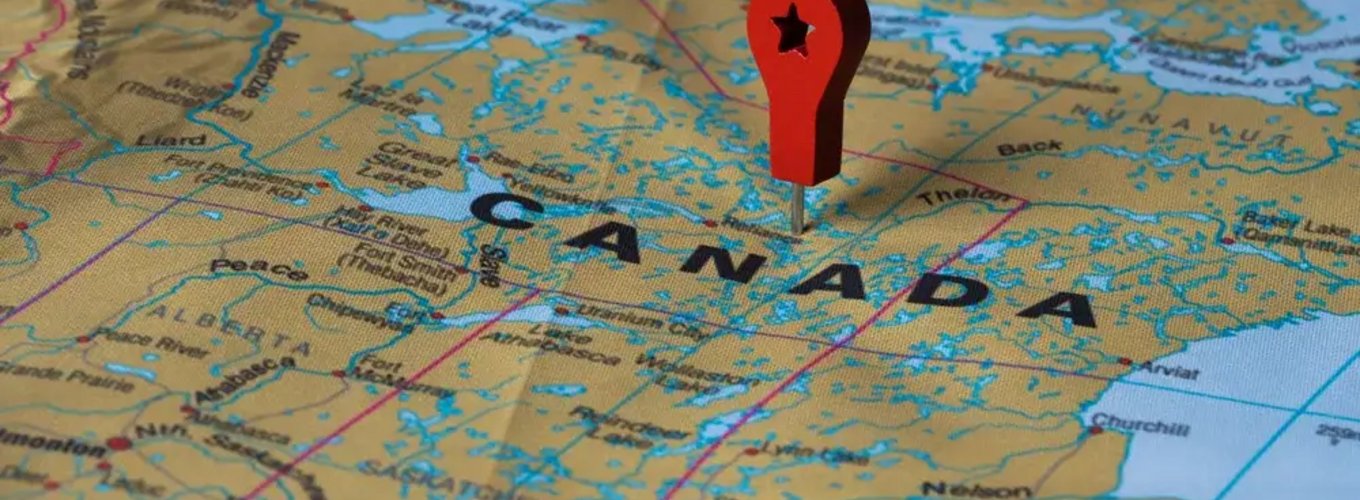 Czerwony znacznik lokalizacji wbity w mapę geograficzną, wyróżniający konkretny obszar w Kanadzie.