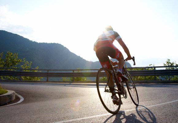 Potrącenie rowerzysty lekkie i śmiertelne Możliwe potrącenie rowerzysty podróżującego na rowerze górskim na zakręcie górskiej szosy