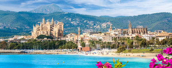 Panorama miasta Palma de Mallorca z katedrą nad brzegiem morza z piaszczystą plażą - idealne miejsce na wakacje z ubezpieczeniem turystycznym