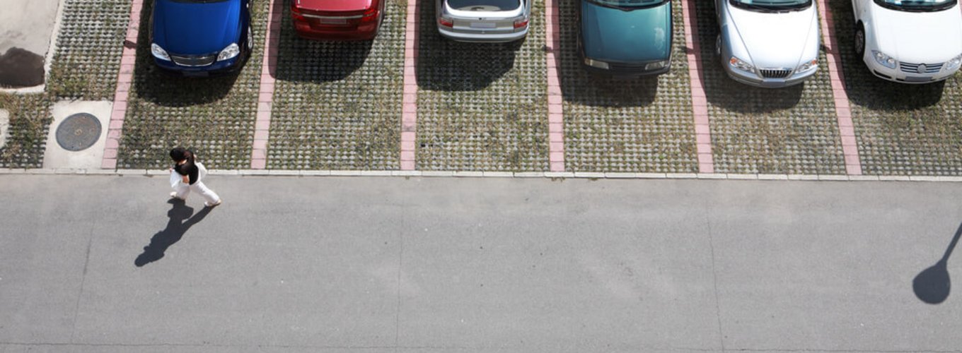 samochody na parkingu