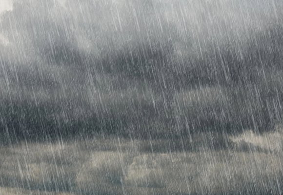 Samochód zalany przez deszcz Intensywne opady deszczu z ciemnymi chmurami w tle, które mogą spowodować zalanie samochodu przez deszcz