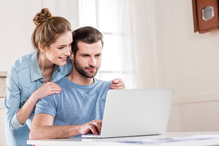 para korzystająca z laptopa