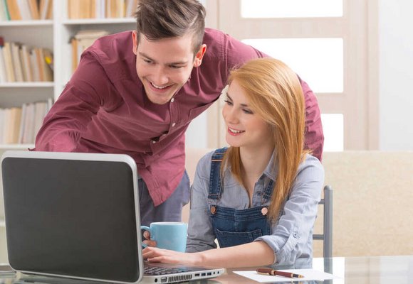 Mężczyzna i kobieta znajdują się w domu, korzystając z laptopa, prawdopodobnie przeprowadzają obliczenie emerytury online. Mężczyzna i kobieta znajdują się w domu, korzystając z laptopa, prawdopodobnie przeprowadzają obliczenie emerytury online.