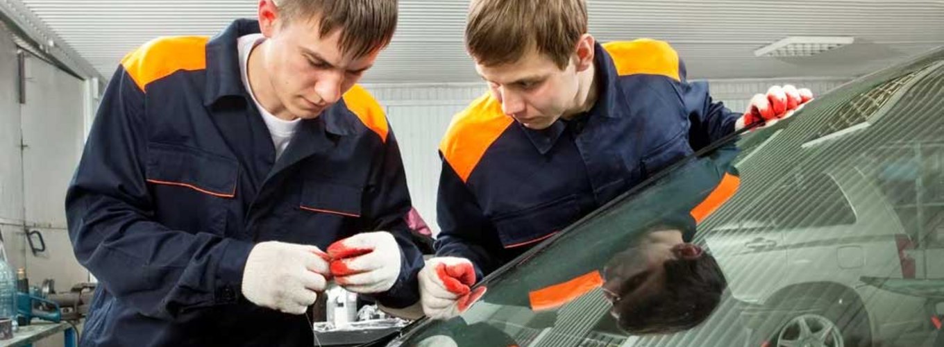 mechanicy naprawiają szybę