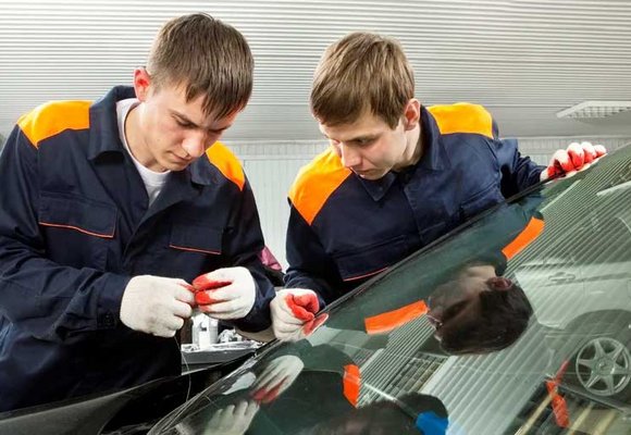 mechanicy naprawiają szybę