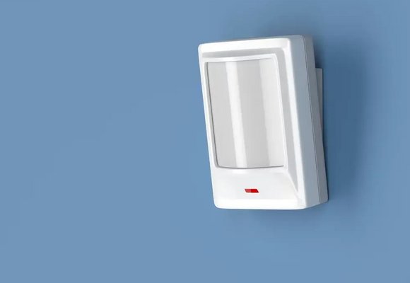 Nowoczesny biały czujnik ruchu zamontowany na gładkiej niebieskiej ścianie, używany do systemów bezpieczeństwa i automatyzacji w domach i biurach. Nowoczesny biały czujnik ruchu zamontowany na gładkiej niebieskiej ścianie, używany do systemów bezpieczeństwa i automatyzacji w domach i biurach.