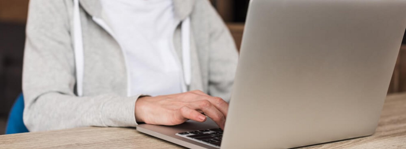 kobieta korzystająca z laptopa