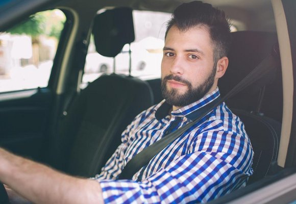 Mężczyzna za kierownicą który zatrzymał pojazd ponieważ został poddany kontroli drogowej