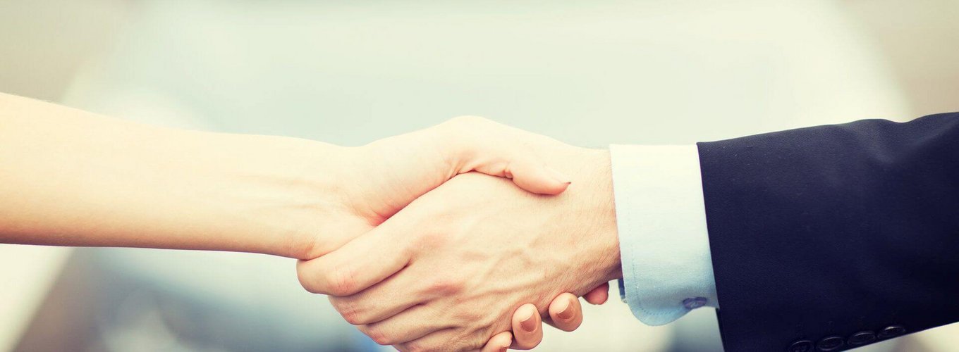 Uściśnięte dłonie dwóch osób na znak, że oba podmioty zobowiązują się solidarnie do zapłaty podatku