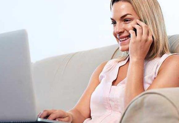 Zakup ubezpieczenia online kobieta kupuje OC online