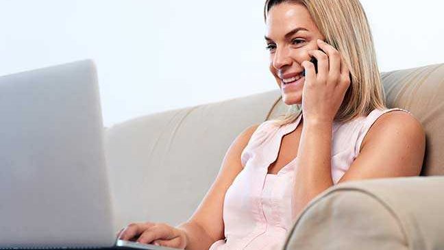 Zakup ubezpieczenia online kobieta kupuje OC online